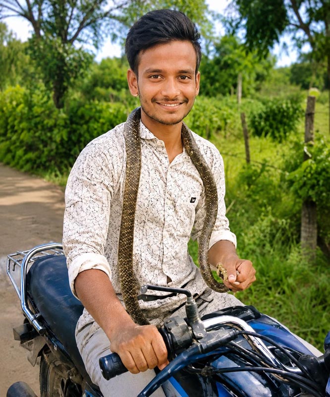 सर्पदंश का शिकार युवक ने जिंदा सांप को लेकर पहुंचा अस्पताल